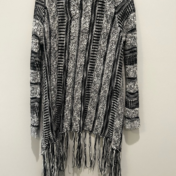 Patterned Cardigan with Tassels. Size L - Picture 2 of 4